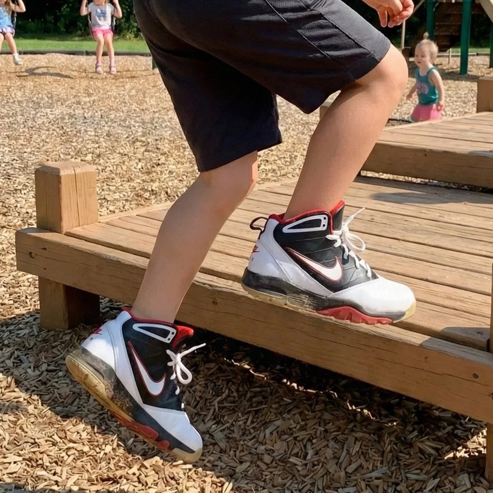 Nike Kids Black and Red Sneakers Sz 5